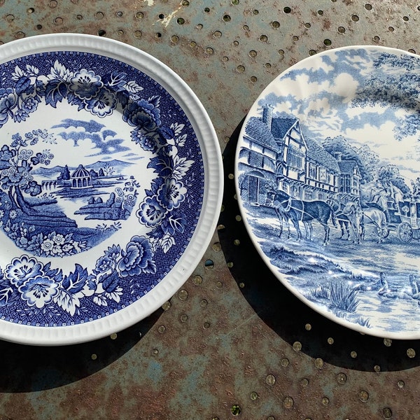 Les dépareillées, 2 magnifiques assiettes plates motifs bleus, modele royal swan et royal Wessex made in england, vintage