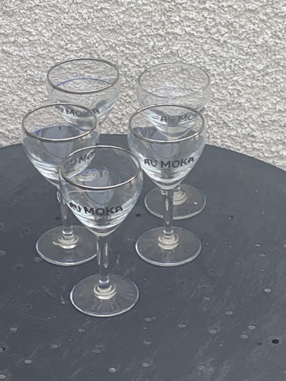 Lot consists of 8 bistro glasses, Moka coffee, 5 large and 3 small, in transparent glass lettering and silver and blue line, art deco