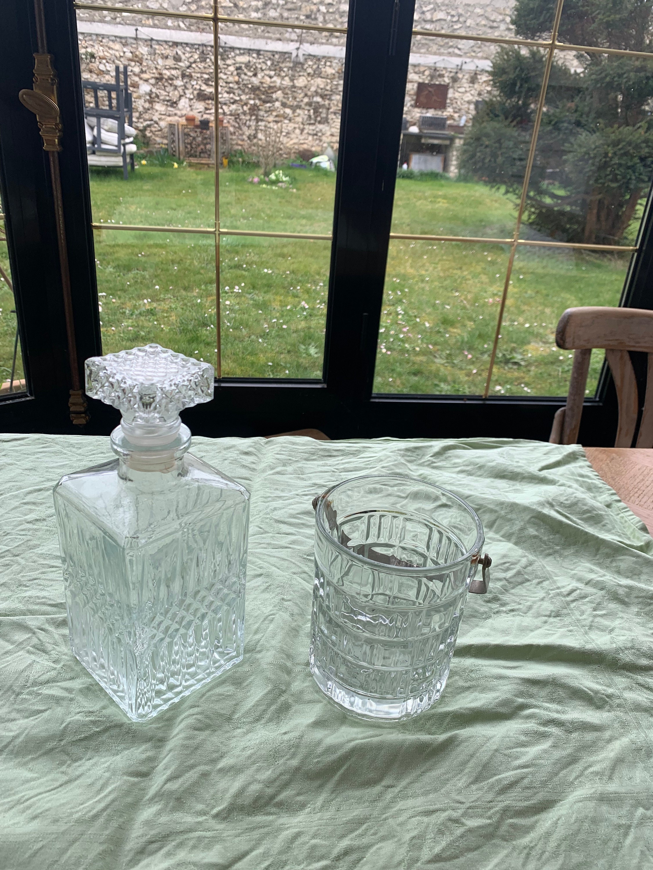 Carafe A Whisky et Seau Glace Ciselés en Verre Transparent Anse Metal de Couleur Argent Vintage