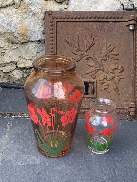 Lot of two flower vases, a large one in pink glass and a small vintage 1960 vase, with screen-printed red flowers,