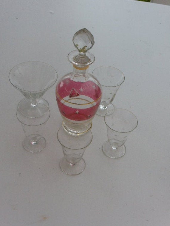 Liqueur set consisting of a carafe and 5 glasses with chiselled stars, faceted heart-shaped cap vintage 1950