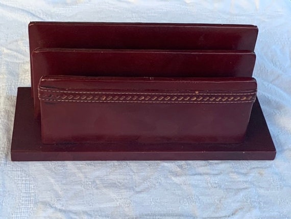 Mail holder in burgundy imitation leather, vintage stitching. 3 compartments, beautiful object to organize your desk