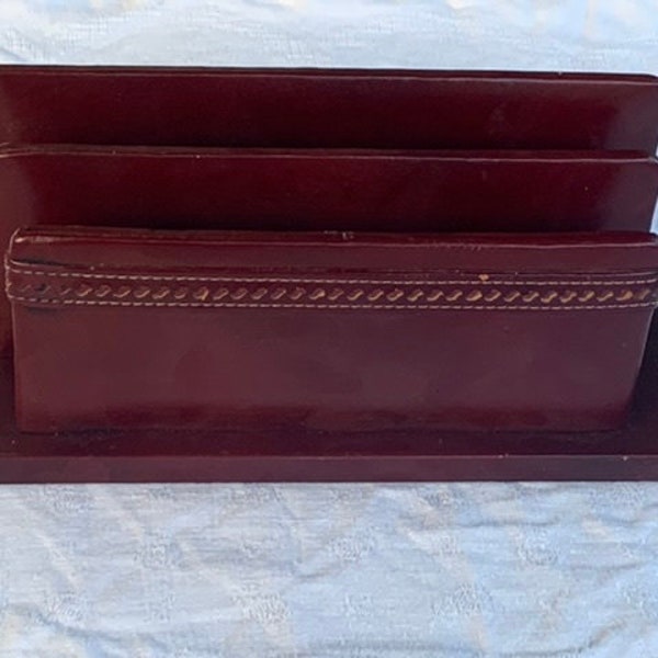 Porte courrier en simili cuir bordeaux, surpiqué vintage. 3 compartiments, bel objet pour organiser votre bureau