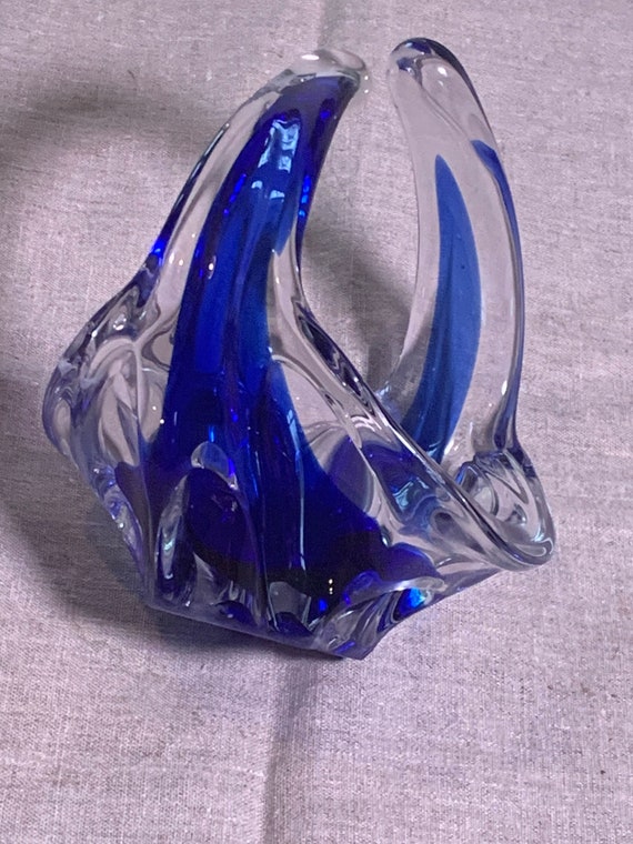 Ashtray, empty pocket in the shape of a basket, in transparent and blue blown glass with a design shape, vintage and collector