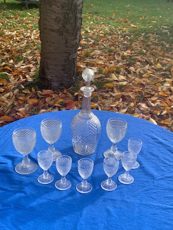 Elegant service composed of a carafe, 3 wine glasses and 6 aperitif glasses with diamond patterns in old transparent glass