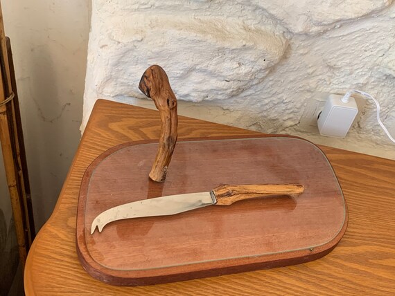 Cheese or charcuterie board, glass and wood tray and stainless steel knife, handles in vintage and design vine shoots 1960/70