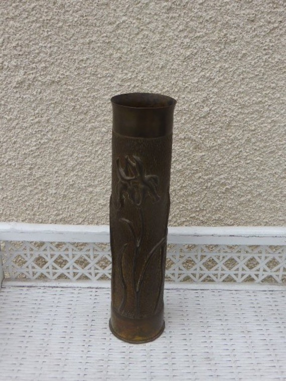 Copper vase with engraved irises, art nouveau, art deco. Dated 1915, Numbers engraved under the vase, Historical Collection,