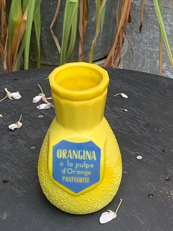Advertising orangina straw holder, in opalex, yellow and blue glass, and 18 vintage multicolored cocktail mixing sticks