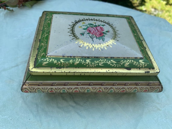 Authentic and old Old metal candy box, floral pattern, bouquet of roses, collector