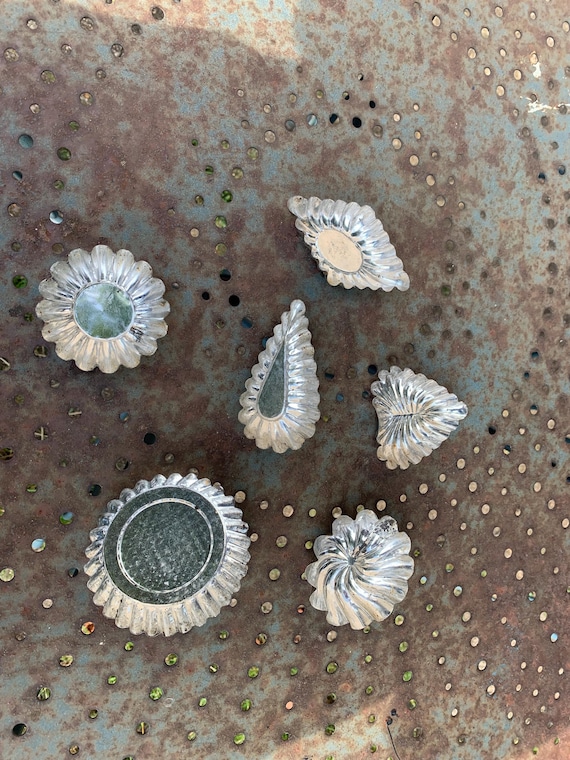 Set of 5 metal cake molds, tartlet molds and vintage leaf-shaped molds and kitchenalia