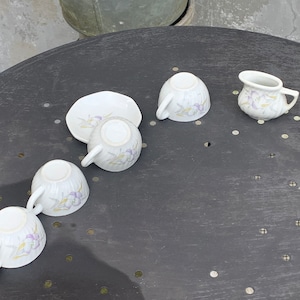 DINETTE for dolls, in flower patterned porcelain, composed of 4 cups, a saucer and a vintage milk jug