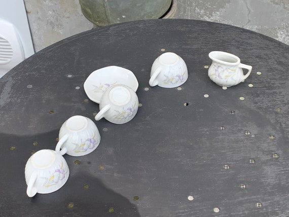 DINETTE for dolls, in flower patterned porcelain, composed of 4 cups, a saucer and a vintage milk jug