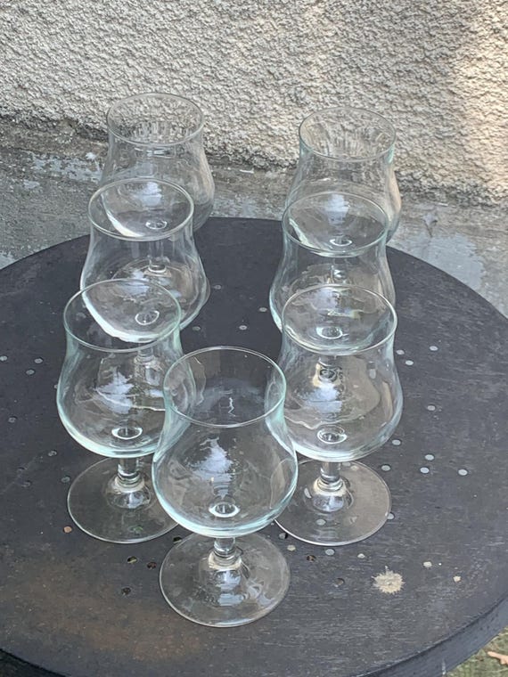 Set of 7 large Luminarc France wine glasses in clear glass, on vintage stems