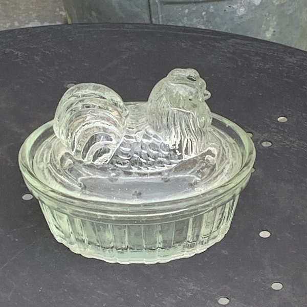 Poule en verre sur nid ou corbeille, Bonbonniere, sucrier en verre moulé transparent, vintage