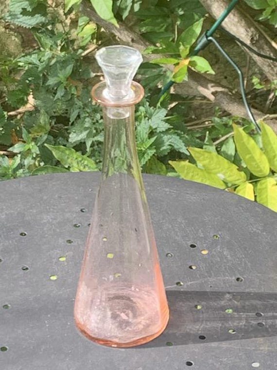 Carafe and 8 small liquor glasses in pink glass with a sailboat motif, vintage