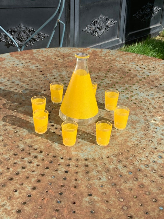 Liqueur service composed of a glass carafe and 8 small yellow screen-printed glasses, fishnet fabric effect BVB France vintage 1960