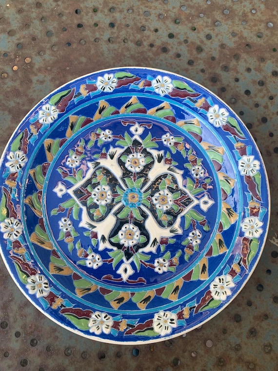 Artisanal collectible plate, in glazed ceramic with enamels, signed by Adiguzel Gini, Türkiye, vintage.