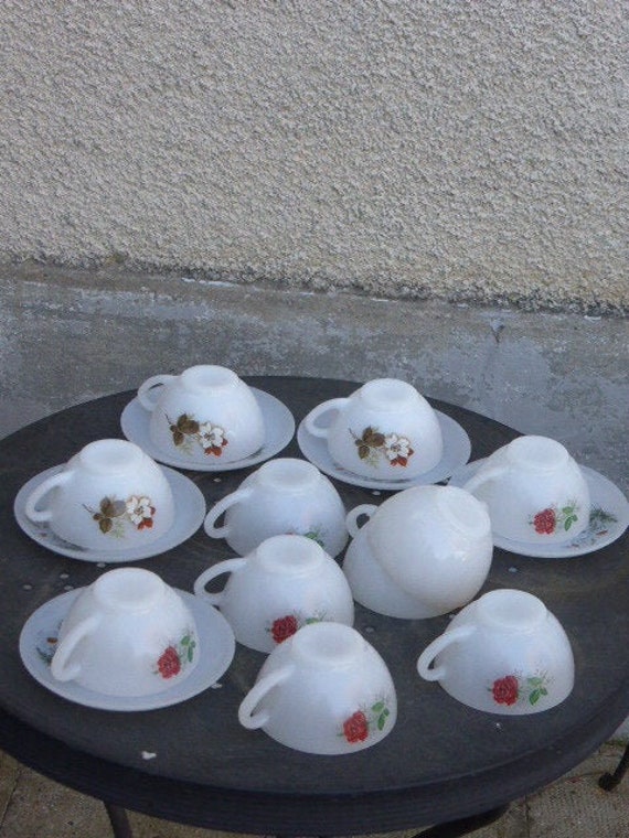 Service consisting of 11 coffee cups and 11 Arcopal glass saucers, red roses, hawthorn, vintage daisies 1960