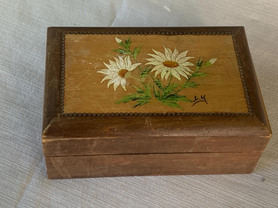 Box, chiseled wooden box, carved with bird motifs, vintage