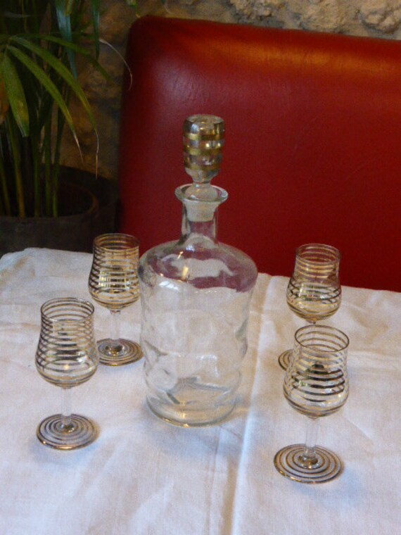 Service A Liqueur Composé d'une Carafe en Verre et 5 Verres Pieds avec Des Liserés Dorés Vintage 195