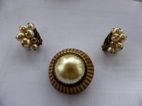 Lot consisting of a pair of earrings and imitation cultured pearl brooch with gold metal clip, vintage 1950/1960