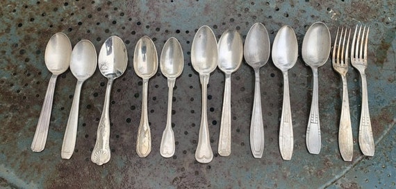 Set of 12 mismatched cutlery in silver metal, 10 tablespoons and two forks, art deco