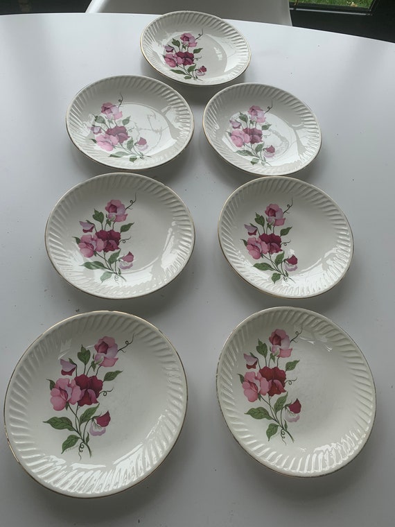 7 old earthenware plates with a pattern of pink sweet peas, made in France, vintage 1950/60