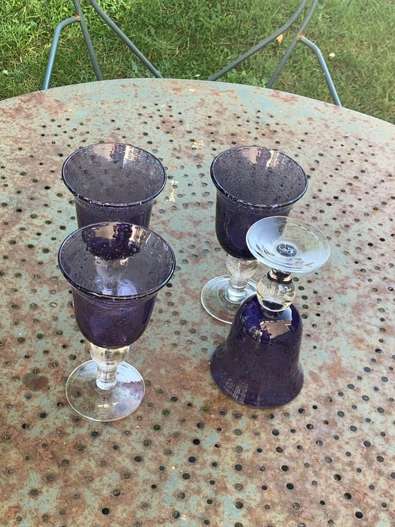 Set of 4 wine glasses in blown and bubbled glass, duo line, biot glassware style, unsigned, transparent base and amethyst colored cup,