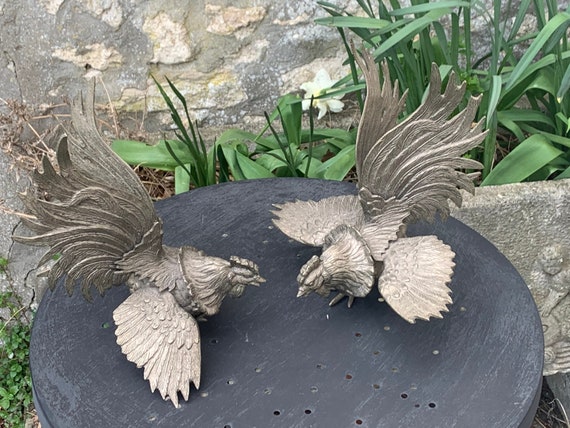 Cockfight, pair of golden and chiseled brass roosters, vintage decoration