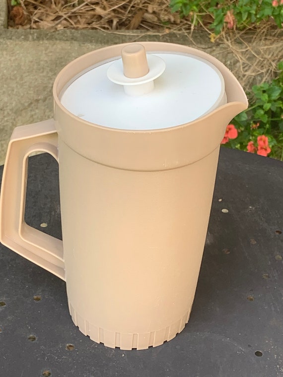 TUPPERWARE carafe in beige and white plastic, design and vintage 1970