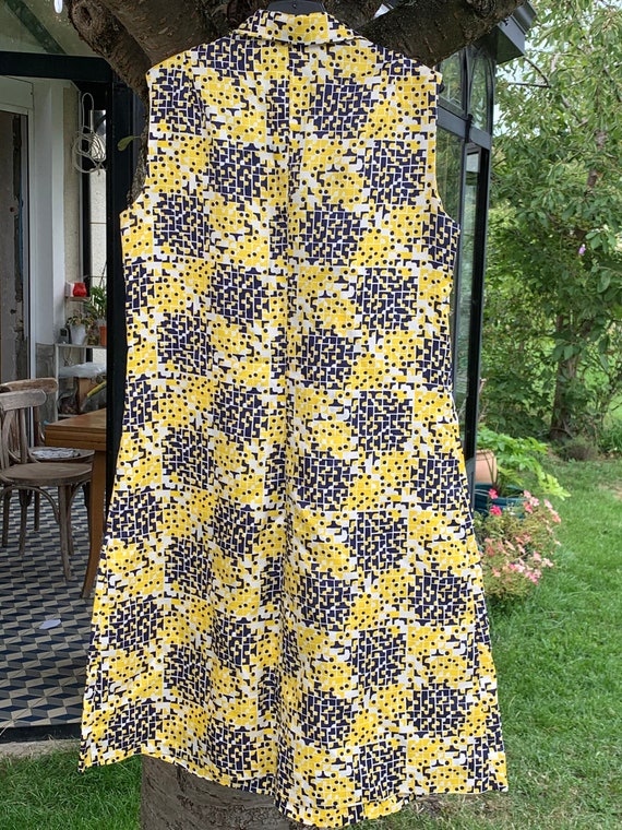 Short dress DONATELLA made in France and vintage 1960, sleeveless, spring / summer, blue and yellow geometric patterns