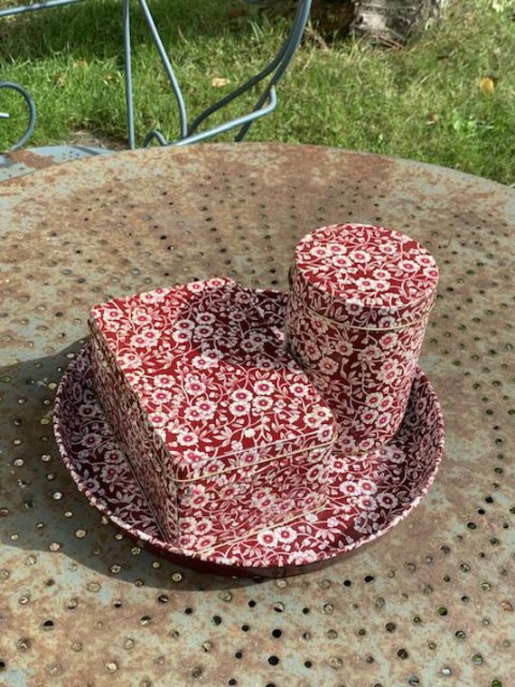 Set composed of 3 pieces, metal, liberty pattern, white flowers on burgundy background, composed of a tray and two vintage boxes 1970