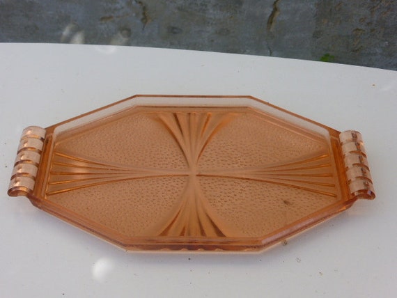 Lot composed of a tray and a salt bowl in art deco press-molded pink glass, relief pattern, pink depression glass