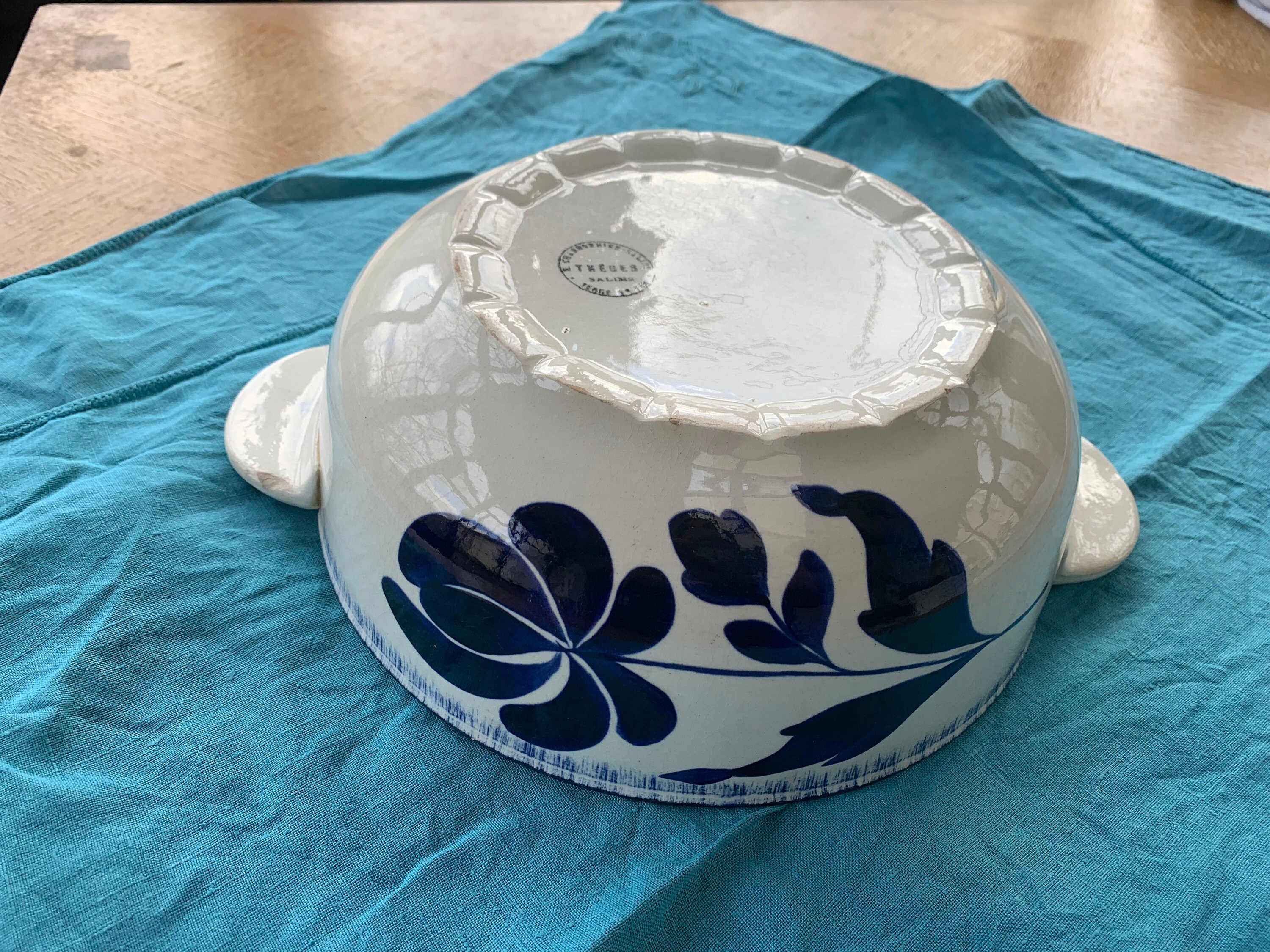Saladier avec Anses E. Charbonnier Salins Modele Thebes Terre de Fer, Fleur Bleue Cobalt, Ancien et 