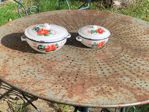 Set of two dishes, enameled iron casseroles, china, red flowers, bumper harvest made in china, vintage