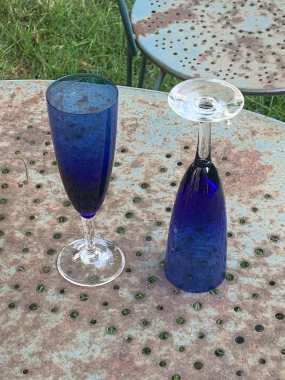 Set of 7 champagne flutes in colored glass and transparent base, 3 blue, 3 green and a vintage purple