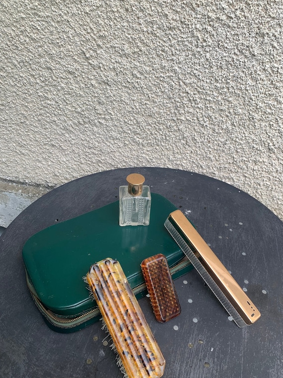 Green ski toiletry bag, consisting of a bottle of perfume, two brushes and a vintage toothbrush case 1950/60