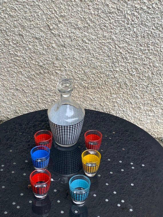 Liqueur service consisting of a decanter and 6 small liqueur glasses, houndstooth pattern, small black squares and vintage colors 1950