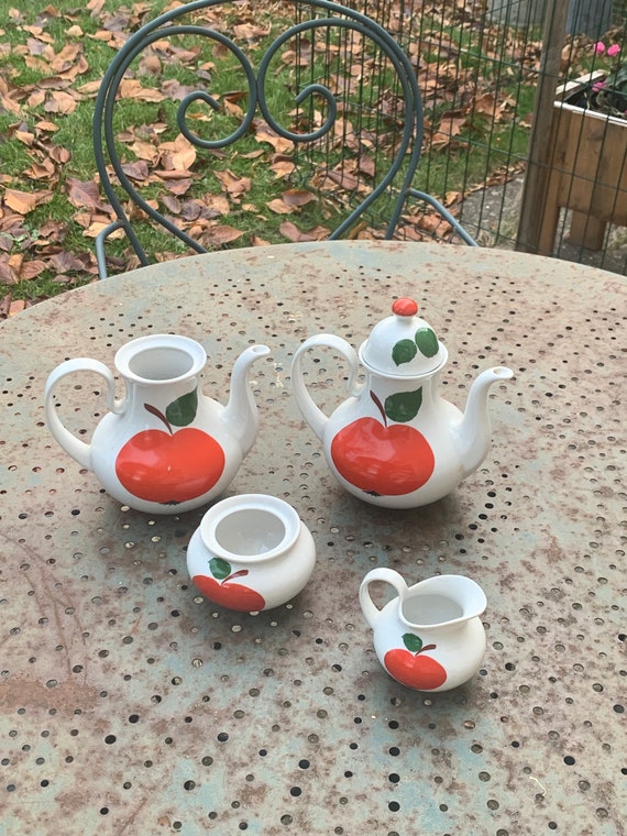 Red apples porcelain coffee service, model Patricia, Lehmann, Weiden, Bavaria, number 26338, vintage 1970, collector