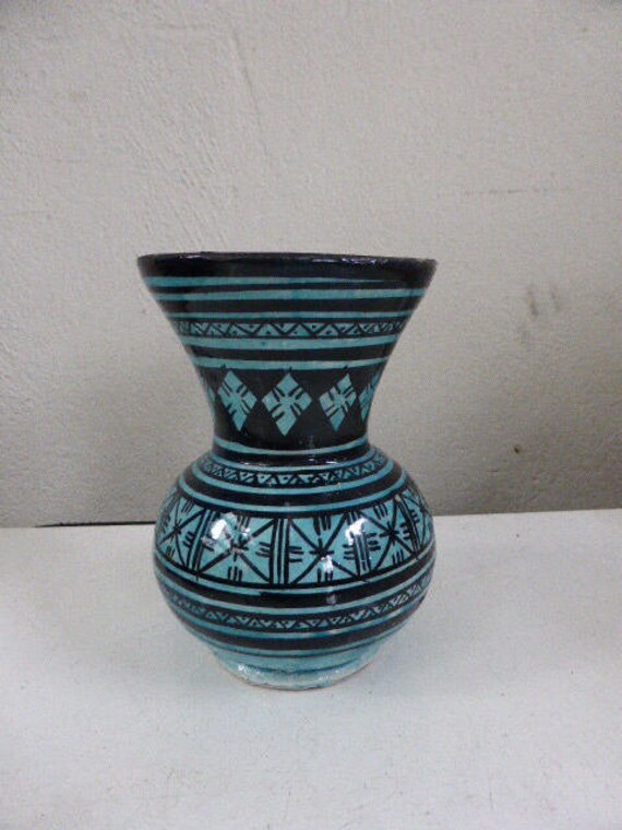 Pretty oriental vase, black geometric patterns on a blue background, vintage. Very good condition