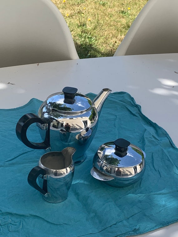 Coffee service composed of three pieces, coffee maker, sugar bowl, nickel chrome copper milk jug, ets BAUMLIN, vintage model 1950