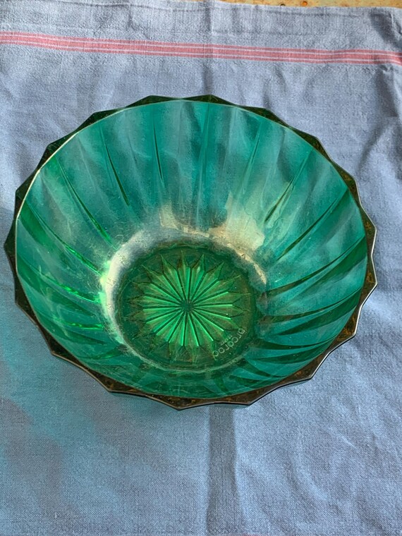 Green glass salad bowl Arcoroc France design and vintage 1970