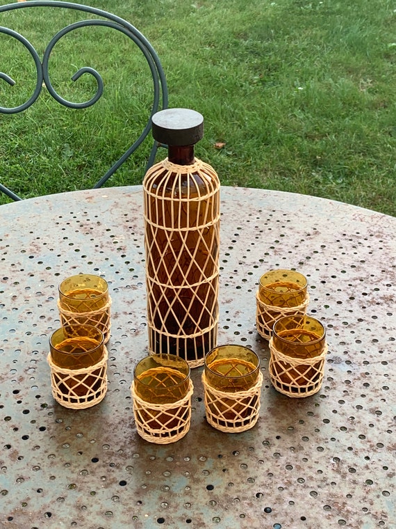 Porto or aperitif service composed of a carafe and 6 glasses, in ocher-colored glass surrounded by woven wicker, vintage 1960