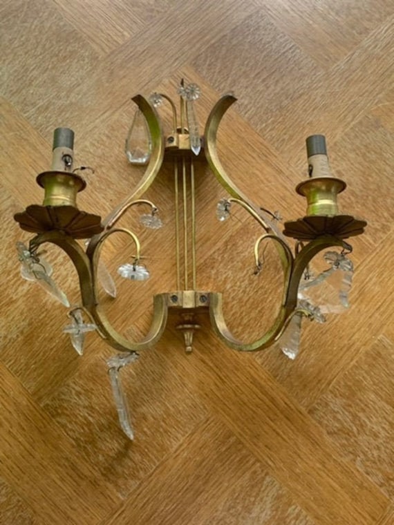 Magnificent wall lamp in golden brass, in the shape of a Lyre, art deco, antique beveled glass and crystal pendants