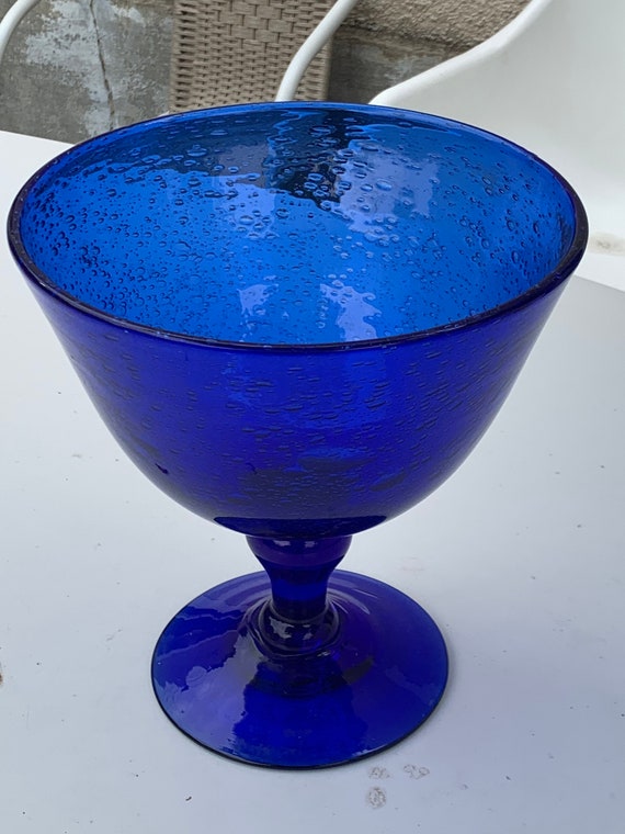 Magnificent goblet on foot in blown and bubble glass, Persian blue color from the biot sign glassware, exceptional, artisanal and collector