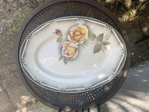 Digoin and Sarreguemines serving platter, made in France, numbered 11, Dilou model, tea rose, on a gray and white background, Art Deco