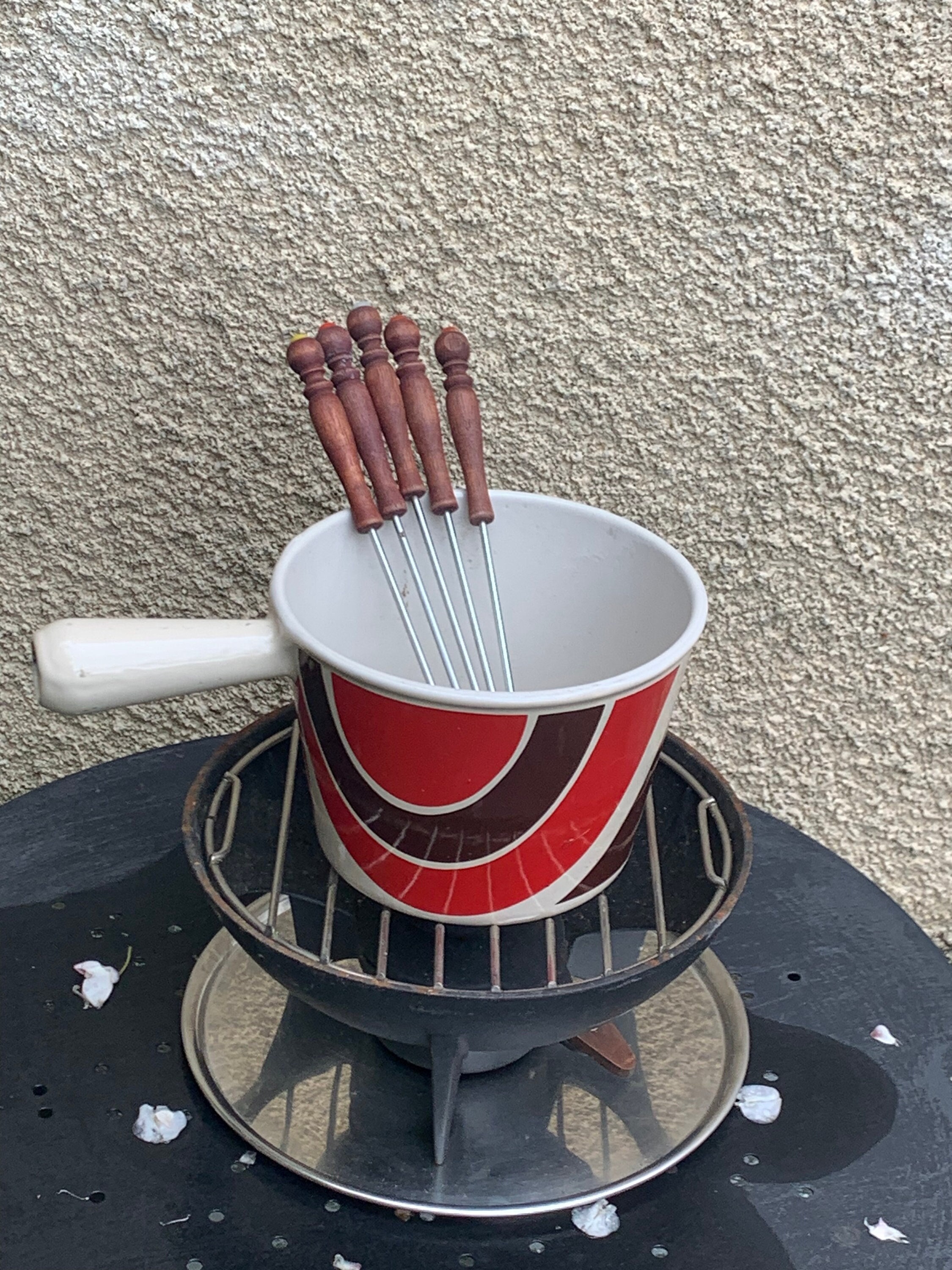 service a fondue complet, caquelon en fonte emaillee, le creuset, made in france vintage 1970, et son célèbre design, collector