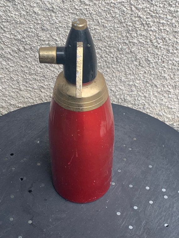 Siphon in red and gold colored metal and black bakelite cap, made in france, Paris vintage 1950/60