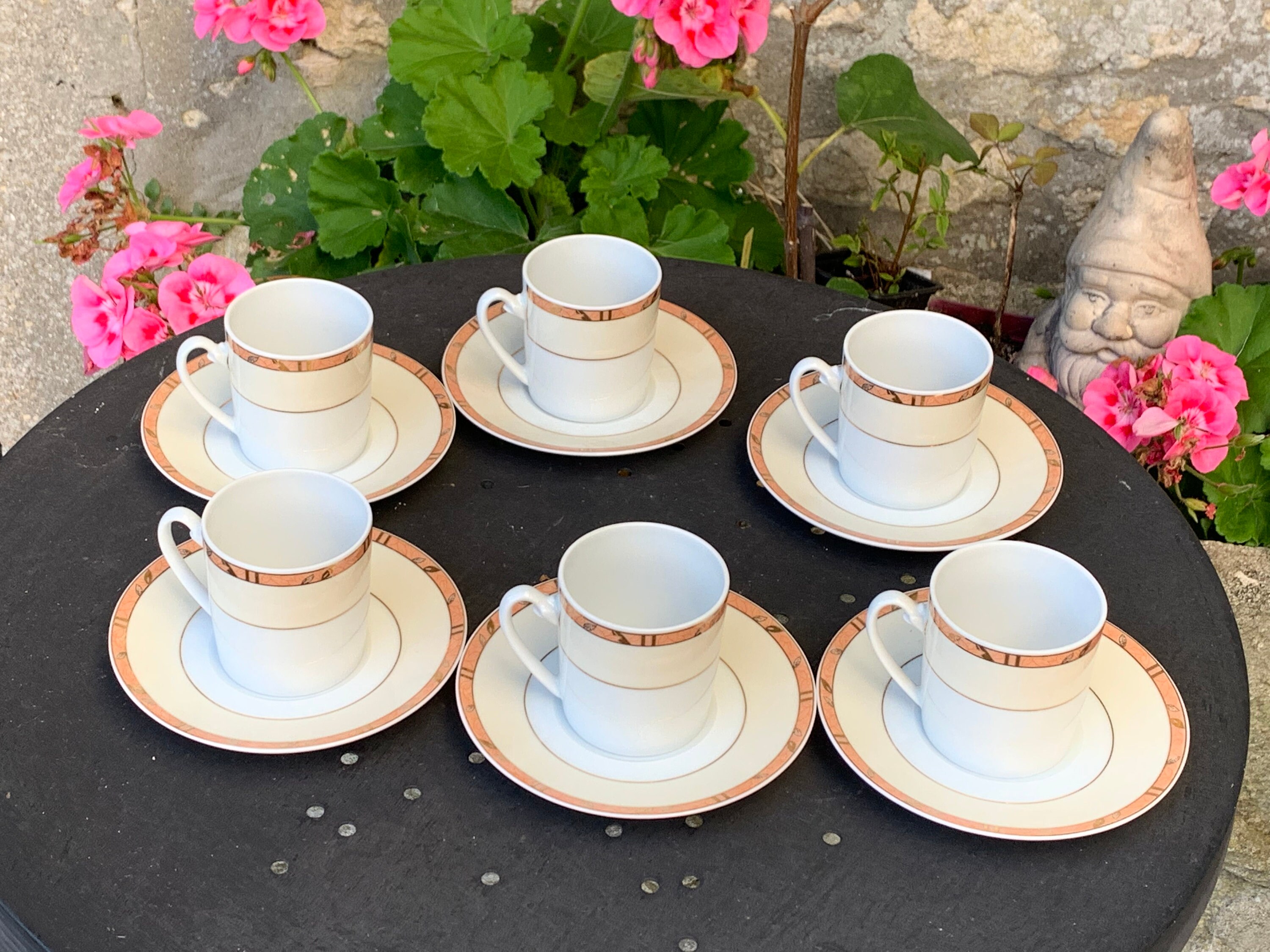 6 Tasses et Soucoupes A Cafe en Porcelaine de Limoges, Guy Degrenne , Modele Feuillage, Exclusif Vin