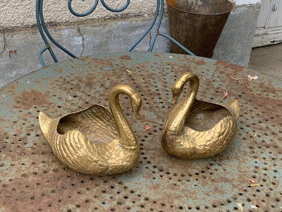 Pair of pot covers, swans in gilded and chiseled brass, large models, vintage decoration 1960/70